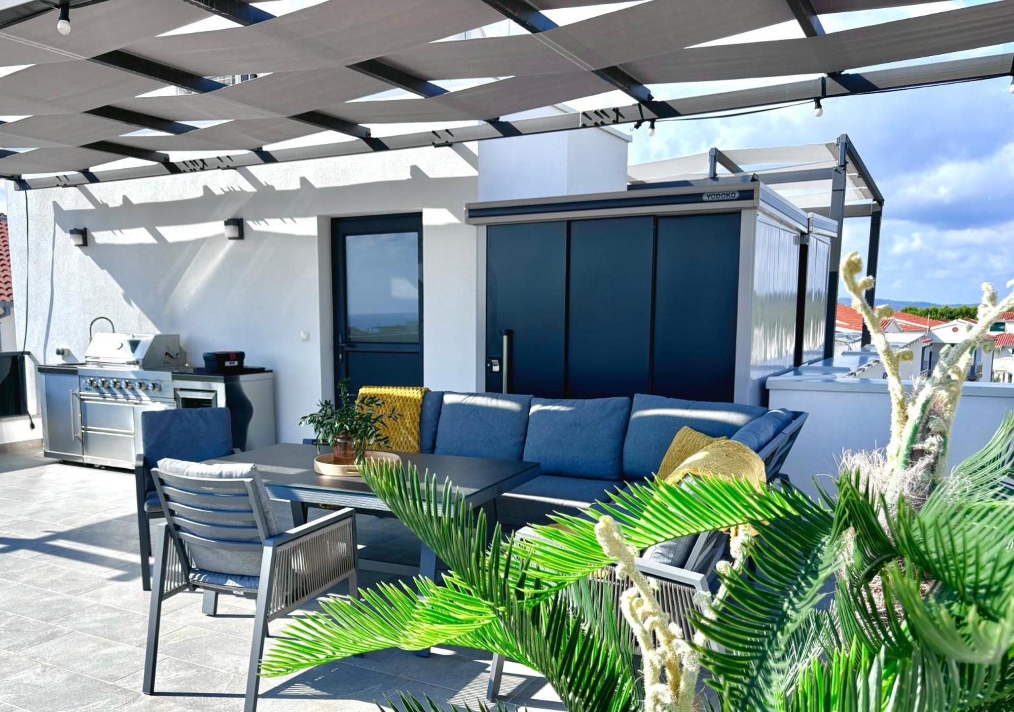 Apartment Agnes With 63 M2 Rooftop Terrace, Grill And Pool Okrug Gornji Exterior foto